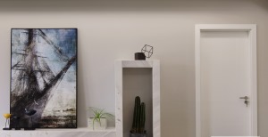 素净的墙面搭配大理石打造的电视背景墙，给人一种宁静的氛围【新中式客厅】