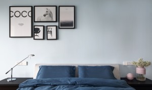 卧室的整体感觉会偏向深沉宁静，业主休闲之余可以在蓝色窗帘的飘窗上喝茶看书，惬意享受自己眼前的美景