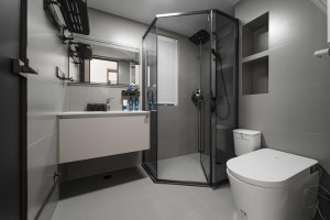 主卫设计了钻石型淋浴房，打破了传统方形淋浴房的格局，也更好地适应了空间的限制。另外，墙面还设计了壁龛