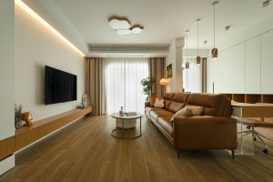 步入客厅，白色和原木材质贯穿整个居住空间，从而形成一种专属于家的独特气质，以一种明亮清新的视觉感受