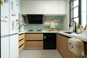 廚房設計了一體式的U型操作臺，將備菜至炒菜的動線規劃得清晰明了，料理美味的過程也變得更加方便。