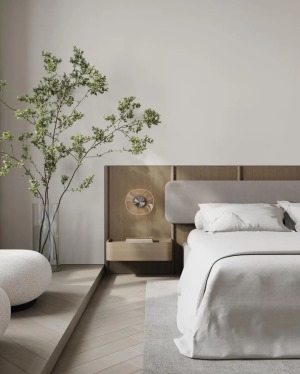 配上绿色的盆栽，让卧室富生命力，能够舒缓我们的精神。