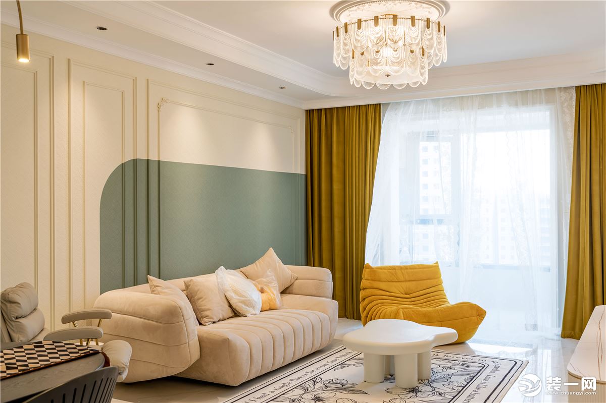 客厅整体色调采用了奶棕色和低饱和度的墨绿色，给人温馨高级的既视感。