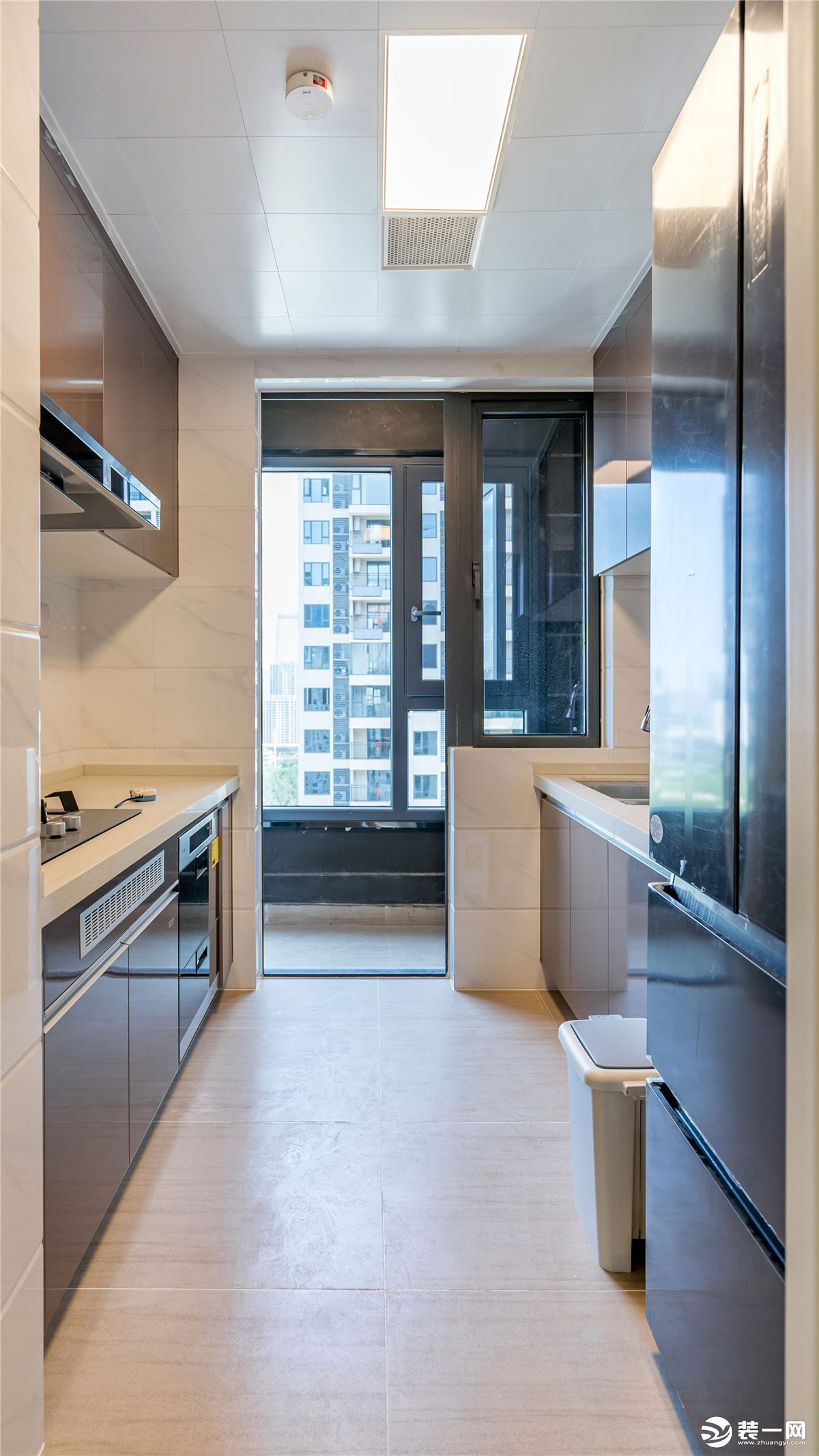 灰黑色边框的透明窗户及门，将厨房和阳台分割的同时保证了厨房的采光和阳台的封闭性。小阳台也为厨房提供了