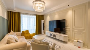 地毯和茶几更是起到锦上添花的作用。电视背景和沙发背景墙像对应，整体空间更加通透和谐。