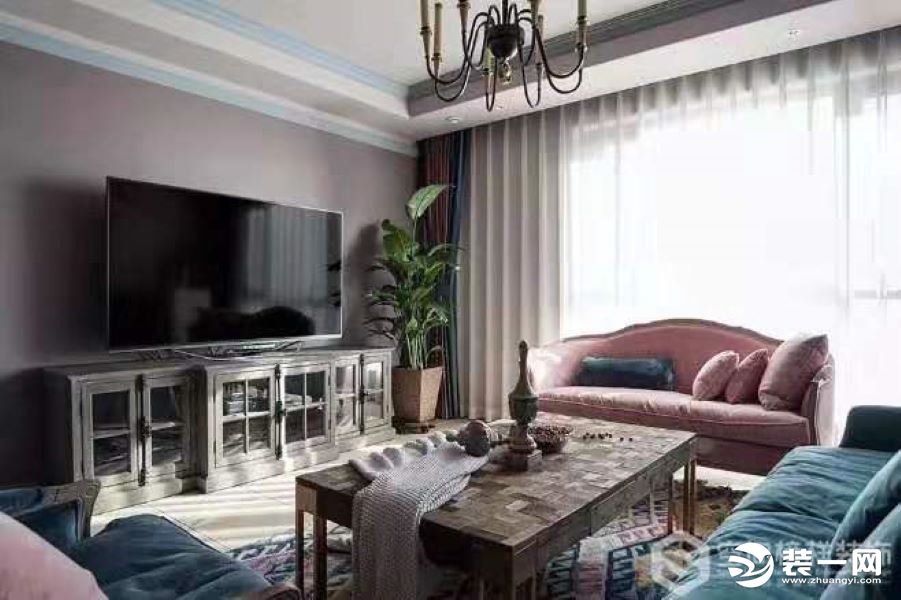 暗粉色的墙面，雀蓝色的沙发，复古的饰品衬托着一种复古的优雅气