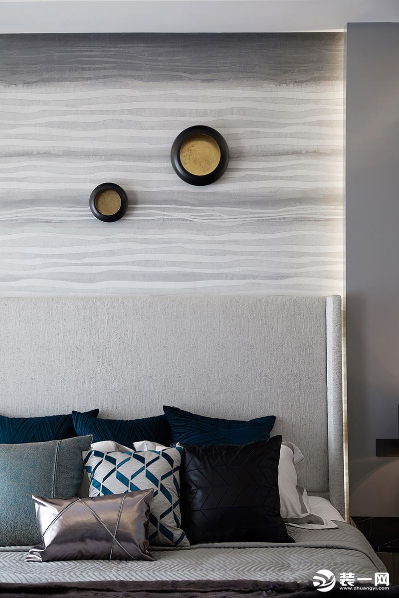 床背景利用抽象水波纹壁纸和圆形挂件让人联想到印象派画家莫奈的《日出印象》