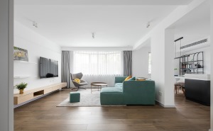 木色电视柜和浅绿色的沙发中和了整个空间的氛围