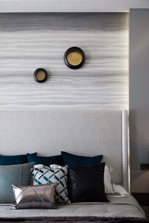 床背景利用抽象水波纹壁纸和圆形挂件让人联想到印象派画家莫奈的《日出印象》