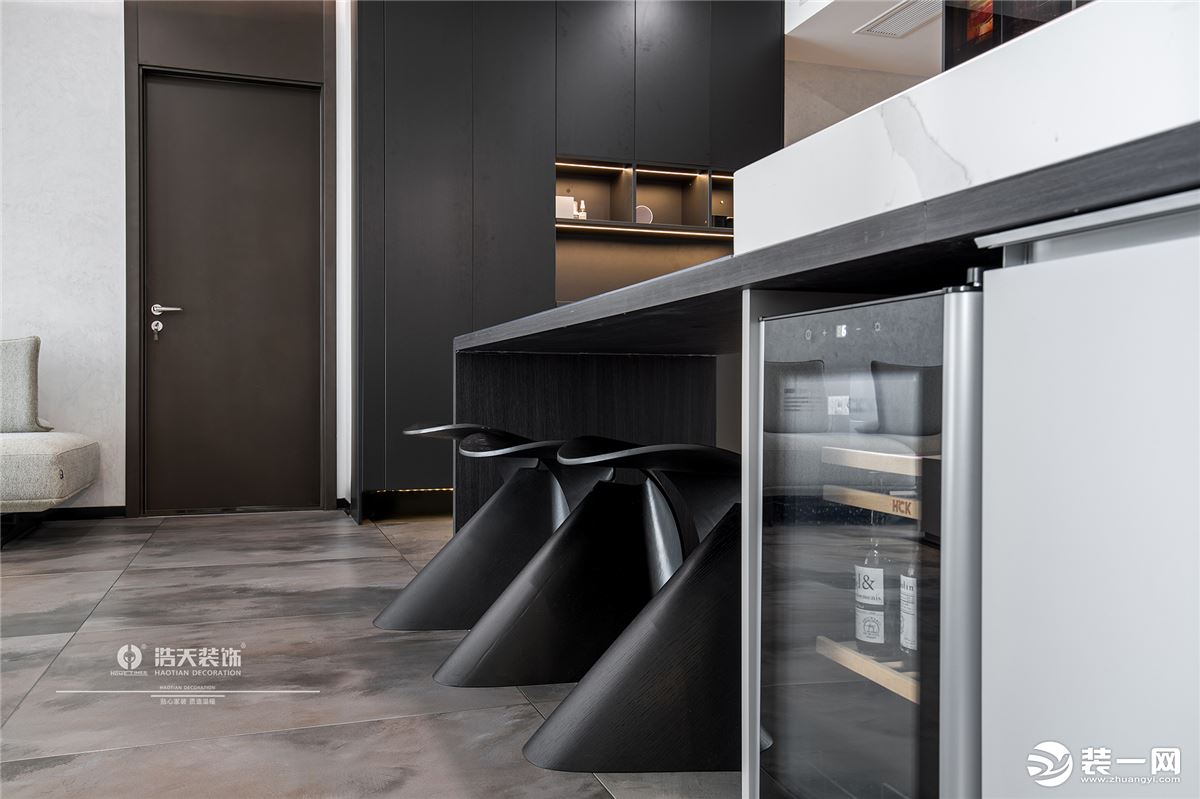 水吧台的一侧设计内嵌式双开门冰箱，备餐的动线十分顺畅。