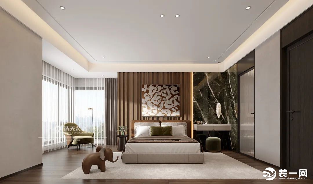 大平顶无主灯的设计为空间奠定了简约时尚的基调，床头背景的设计很独特，凹凸的木饰面与黑色大理石同时出现