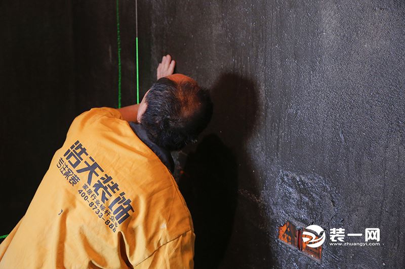 浩天装饰公司装修施工人员付细根刷墙漆