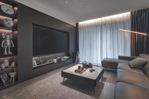客厅的设计方正且棱角分明，电视背景墙集合展示与收纳功能为一体，搭配一款大理石质感的方正茶几，瞬间提升