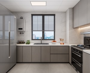 原厨房空间比较小，在瓷砖的选择上选择了浅色，而且取消了正面的吊柜让厨房视觉与实用上更加方便舒适。
