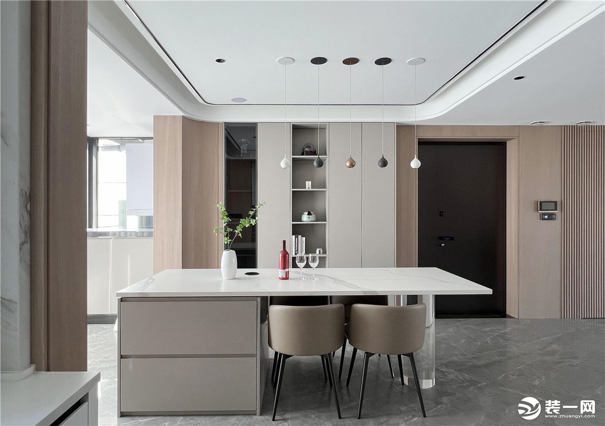 厨房和餐厅一体化的设计风格体现空间当中的使用感，在视觉上变得更加通透，内嵌式的设计格调显得精致