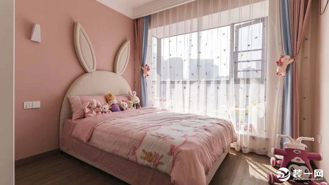 儿童房，以粉色作为主色调来设计，整个背景墙铺刷蔷薇粉乳胶漆，搭配兔子床头，打造出甜美纯真的专属乐园，