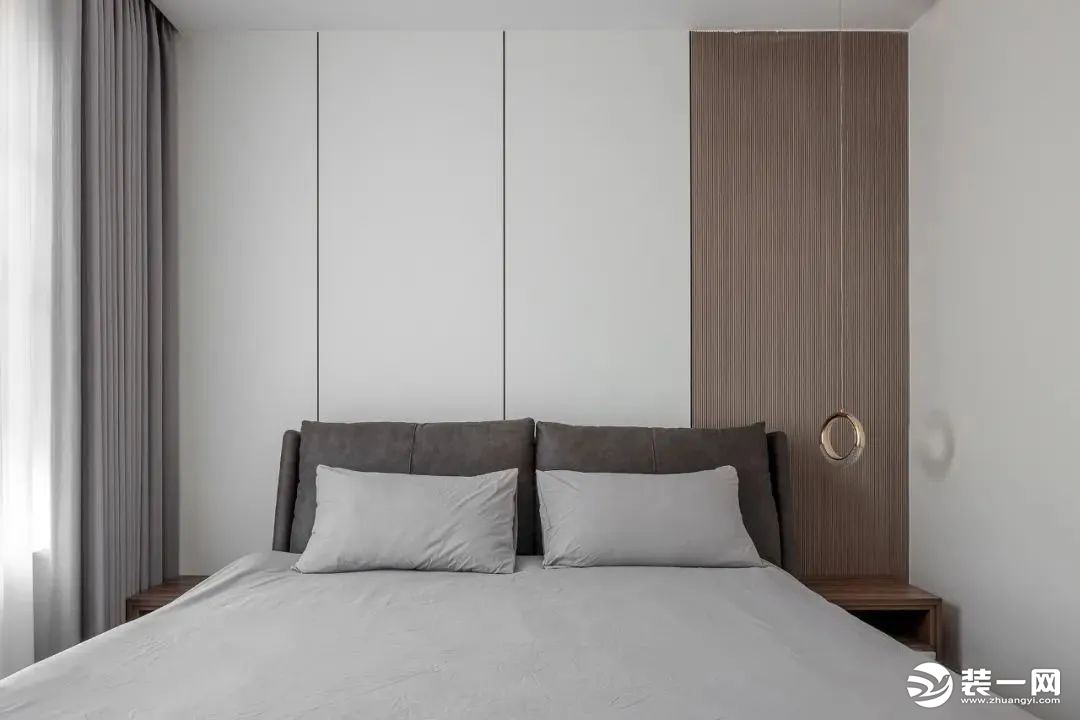主卧，床头背景以白色硬包拼接木饰面，深色与浅色叠拼，让单一的墙面富有层次感，整体呈现出温润舒适又有层