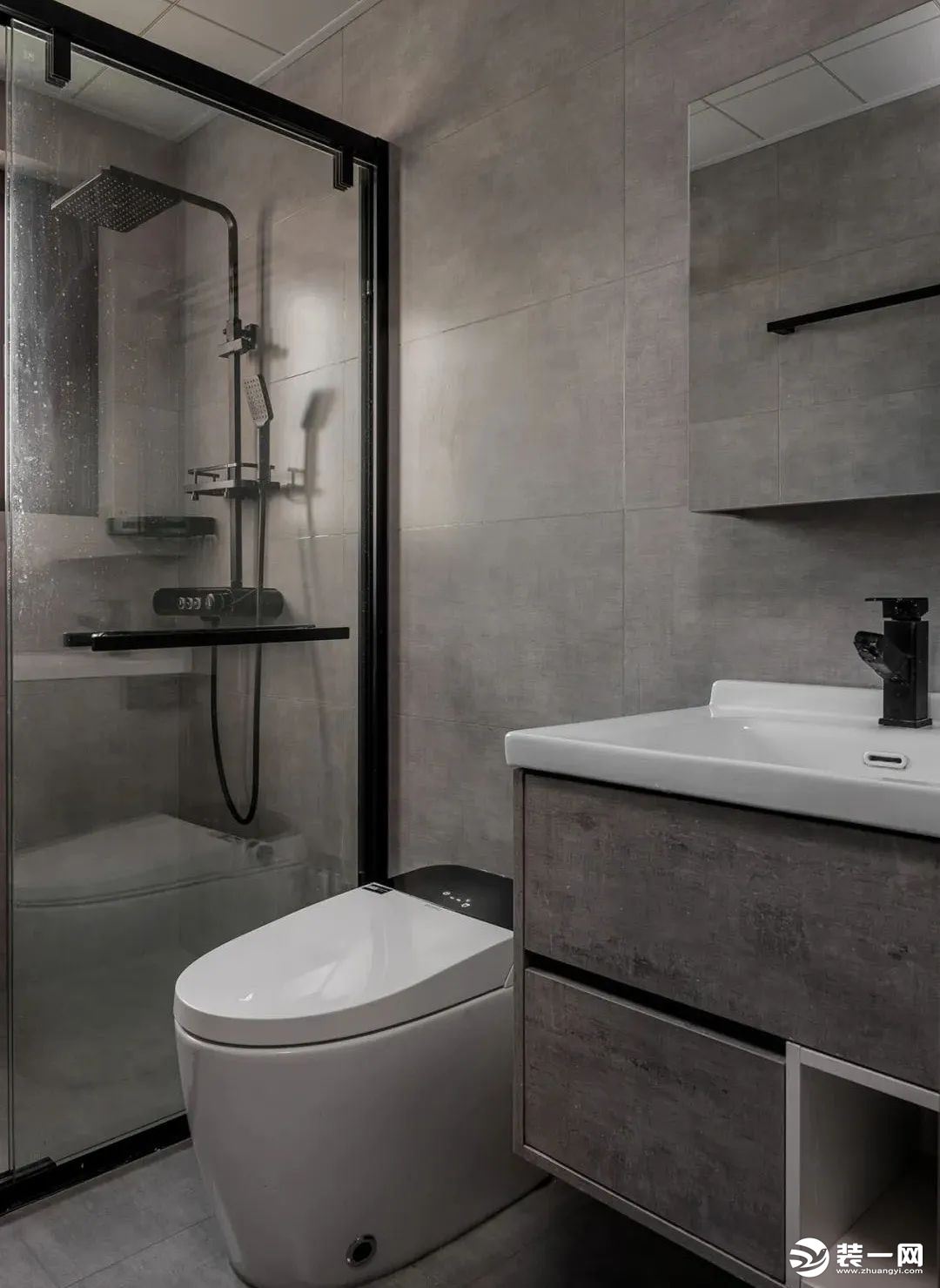 卫生间延续灰色作为基调，浴室柜做旧的肌理搭配空间整体氛围，增强空间质感，以玻璃移门划分干区与湿区，方