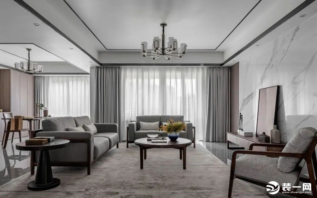 沙发为典型的中式围合式布局，在实木沙发框架的基础，搭配上布艺的质感结合，阳台落地窗采光更通透，满足家