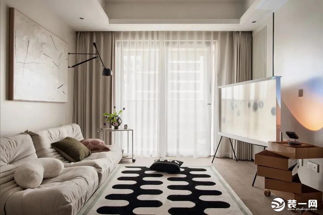 客厅，硬装以纯白色和极简的线条为主，搭配素雅的软装铺陈，使空间格外优柔雅趣，黑白相间的羊毛地毯，是客