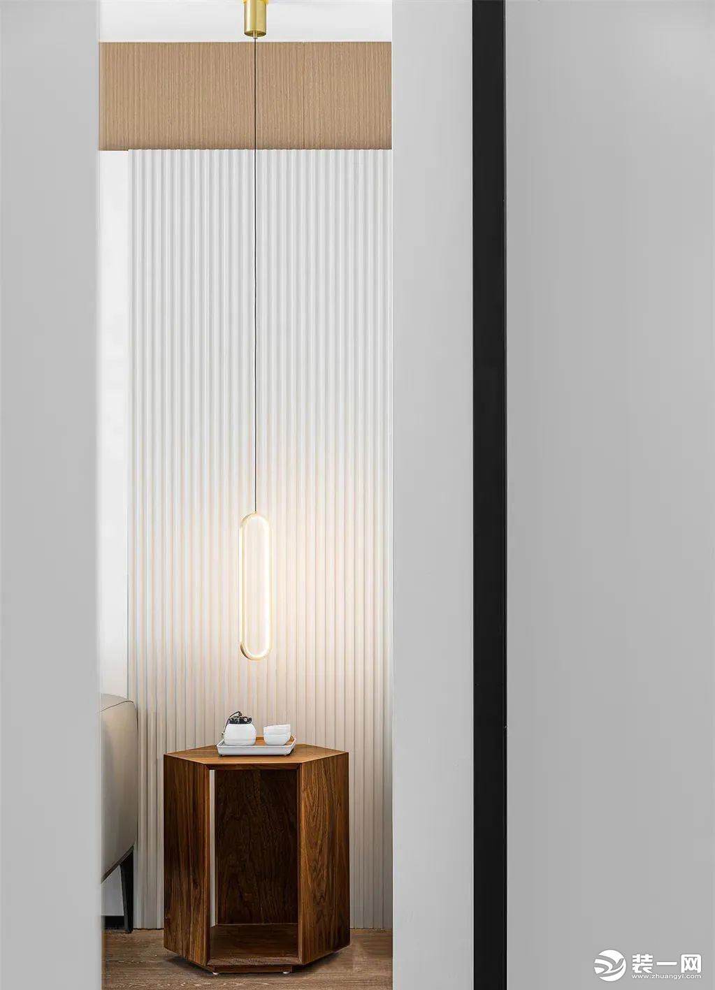 客厅沙发一角，背景的波浪板增加空间层次感，实木质感的边几，辅以一盏现代吊灯点缀，点亮室内暗角，不失个