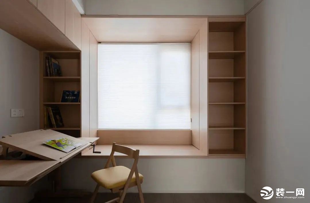 多功能房，白色+原木色温馨自然的配色，一体式的书桌书柜设计，百叶帘明亮均匀，能够更好的利用空间，营造
