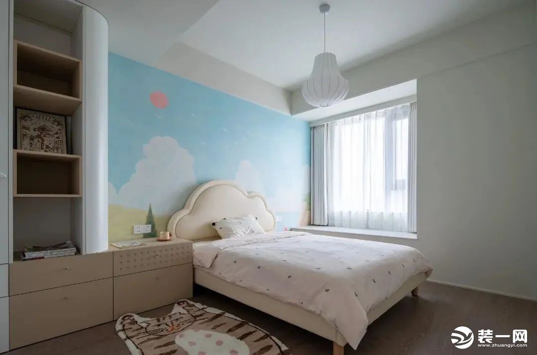 儿童房以简单清新为主，背景选择自然清新的卡通壁纸，云朵床头设计童趣味满满，床头柜连接柜体，设计一列储