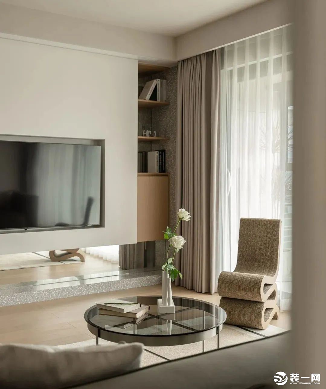 电视墙作为空间隔断，选择悬浮式设计，让客厅更有通透感与设计感，水磨石地台搭配镜面效果，一侧巧设开放储