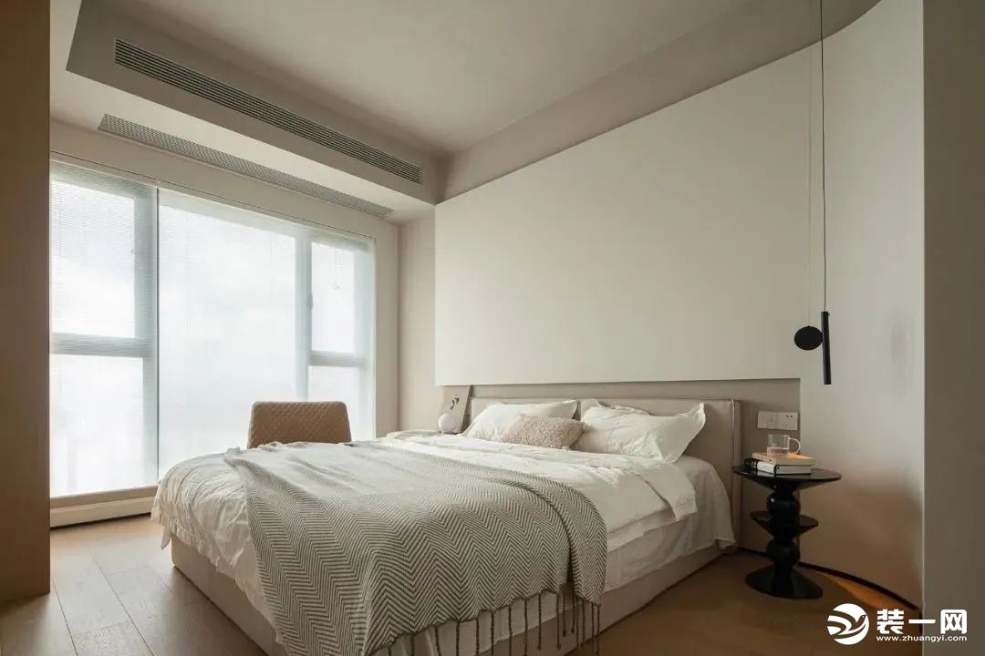 主卧，空间选择高级随性的奶灰配色，顶部奶灰色与床头的色块相呼应，在柔和的光线映照下，凸显出宁静与舒适