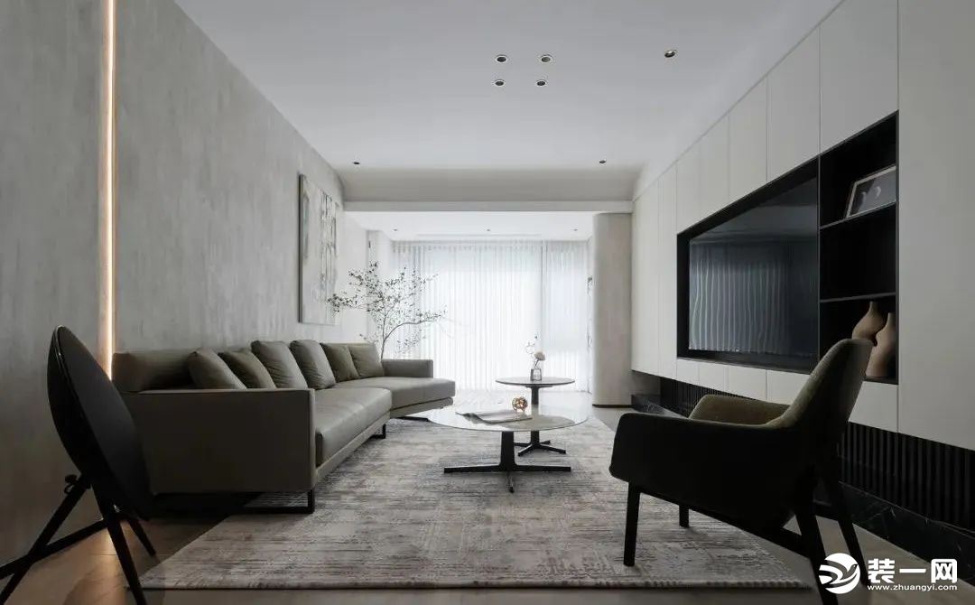 客厅，整体空间以现代风的硬装基础，使用无主灯的设计方式，让吊顶看起来更简洁，现代感也更强，打通阳台，