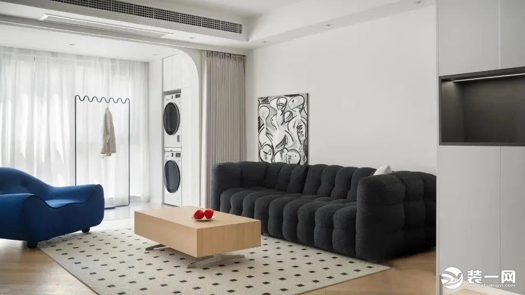 客厅，以简约为基础风格，全屋以极简白为主，在精致软装元素的搭配下凸显家居质感，配合温润木质元素，呈现