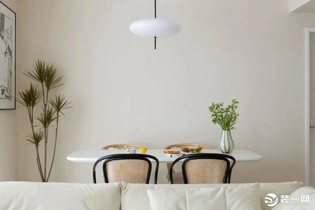 沙发的后面作为餐厅区域，开放式的布局，让每个空间的光线和空气都非常优质，也让空间功能更加丰富，多元的
