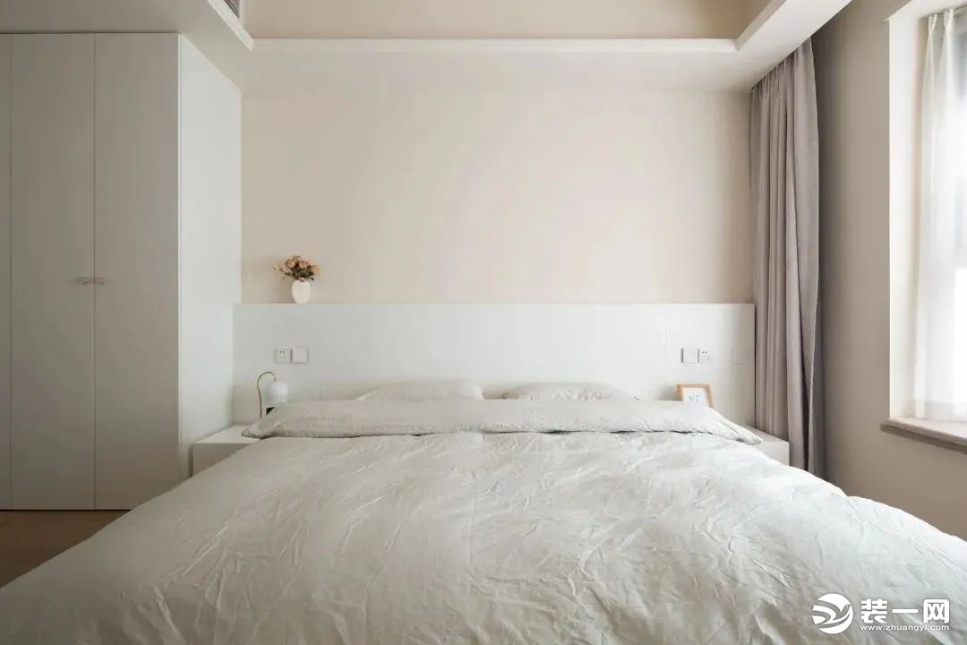 全屋以纯净的低饱和度色系修饰，一抹奶油色延伸进卧室，搭配白色床头和衣柜营造层次感，淡雅安静的模样，温