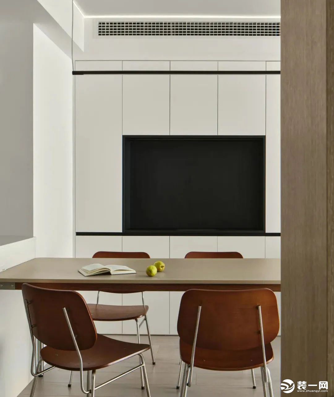 餐厅，磨砂质感的长桌搭配暖色调餐椅，以黑白主色调设计的餐边柜为背景，内嵌式开放设计适合收纳常用物品，