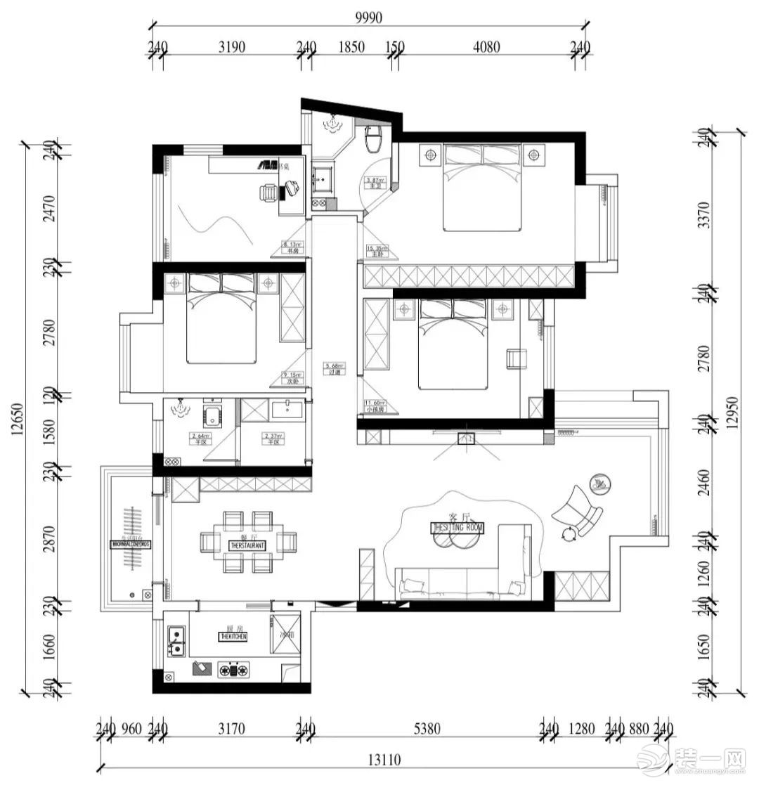 建筑面积130㎡，设四居室。南进门入户，直见客餐厅，无独立玄关区。客餐厅一体化布局，双阳台的设计，可