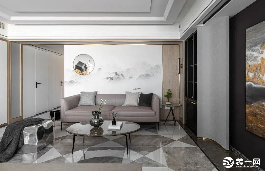 灰色皮质的主体沙发，与空间基调保持一致，背景墙采用淡雅的中式水墨壁画，搭配镜面茶几与创意矮凳，自有一