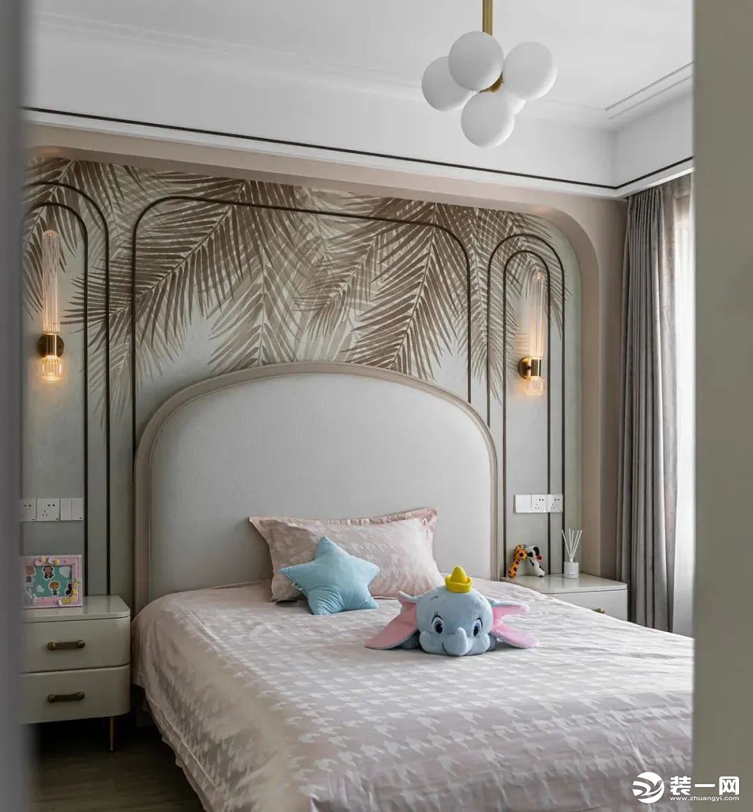 女儿房，温柔的淡粉色床品象征着女孩子的可爱，床头背景棕色枝叶墙纸，弧形线条处理，两盏壁灯点缀，带来优