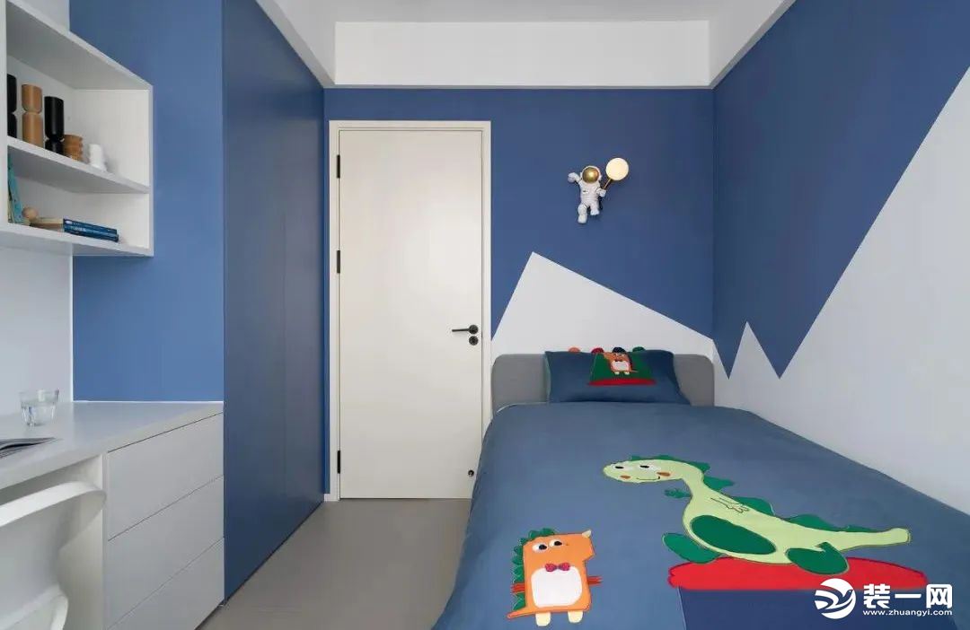 儿童房，运用蓝、白色调形成色彩碰撞，成为空间的视觉焦点，墙面上的斜纹壁纸在色彩上与床品呼应，打造清爽