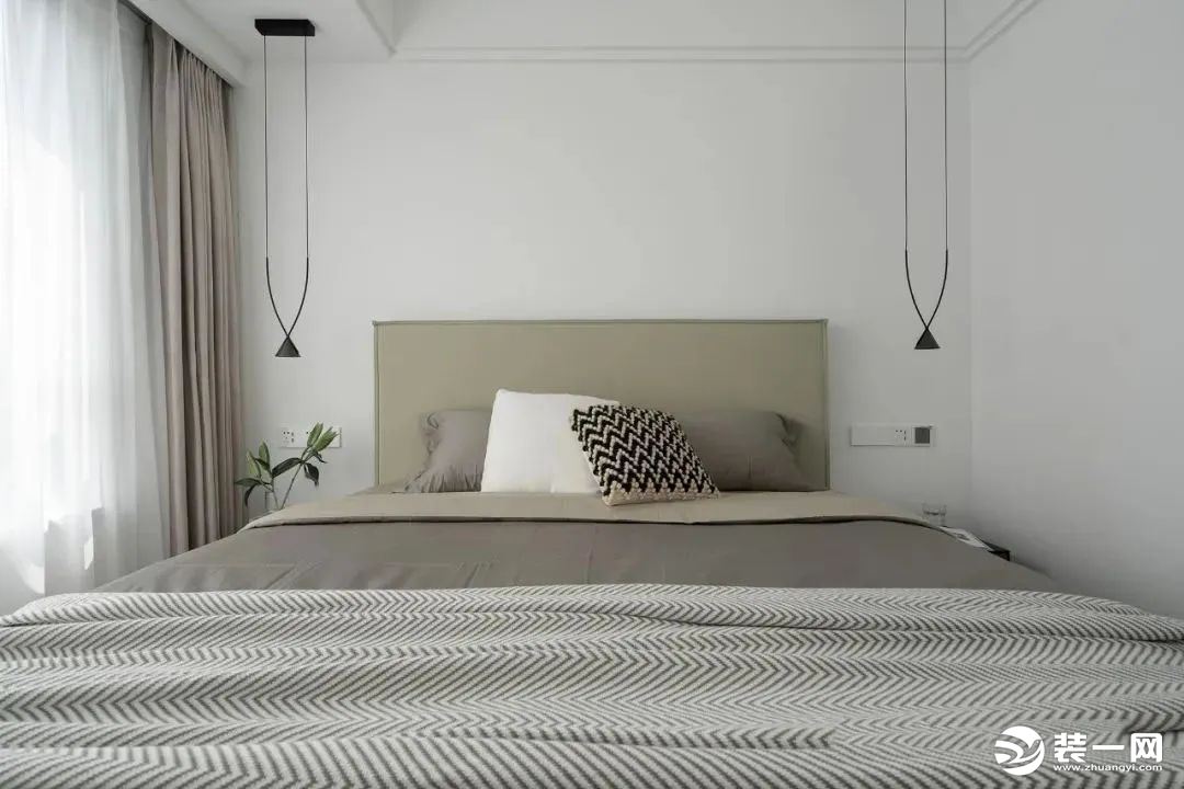 主卧，选择与客厅一致的暖灰色系，造型干净利落的顶面与墙面，暖灰色床体铺设出淡雅柔和的自然空间，体现出