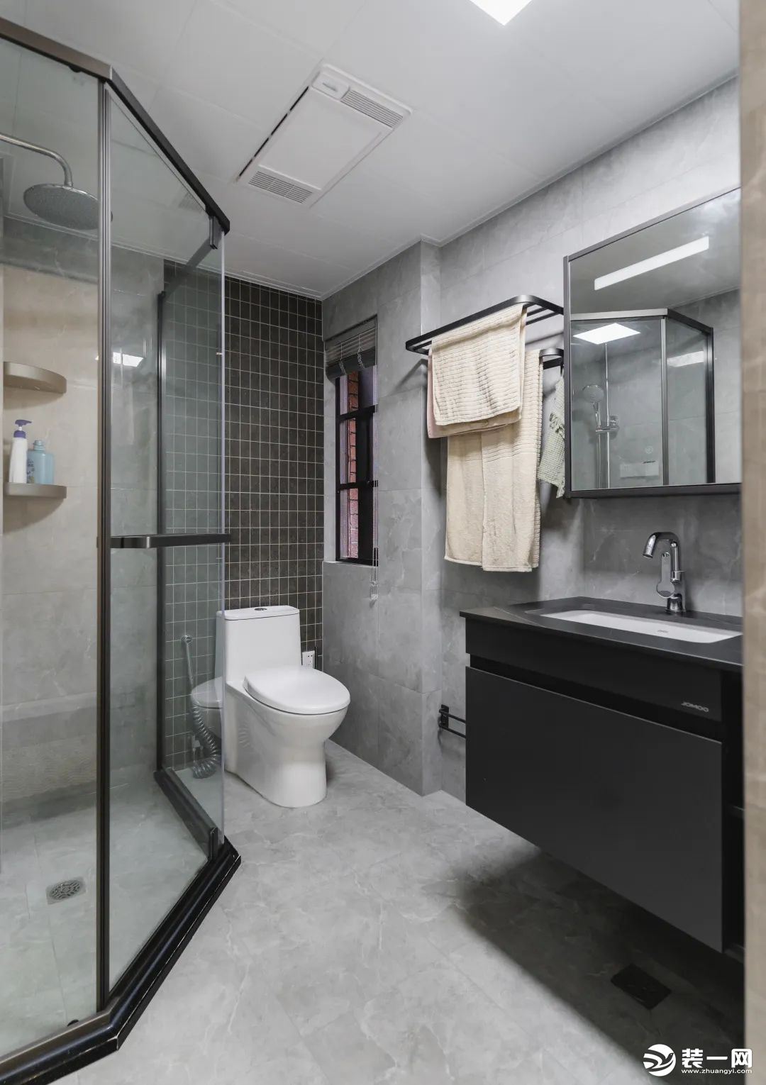 卫浴柜悬空设计，不留卫生死角。马桶区墙面铺贴黑色格子砖，丰富空间层次感。三湿分离的设计，丰富更能外，