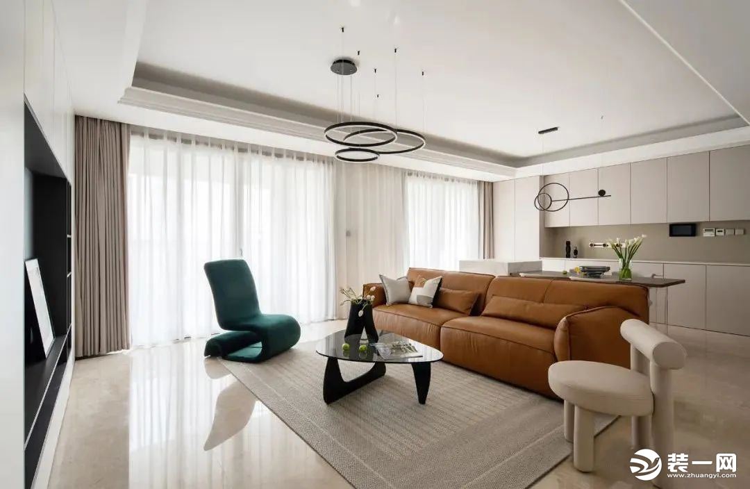 客厅，空间以现代舒适的氛围布置，整体以柔和奶茶色系奠定基调，搭配上精致舒适的软装家居，呈现出一种惬意
