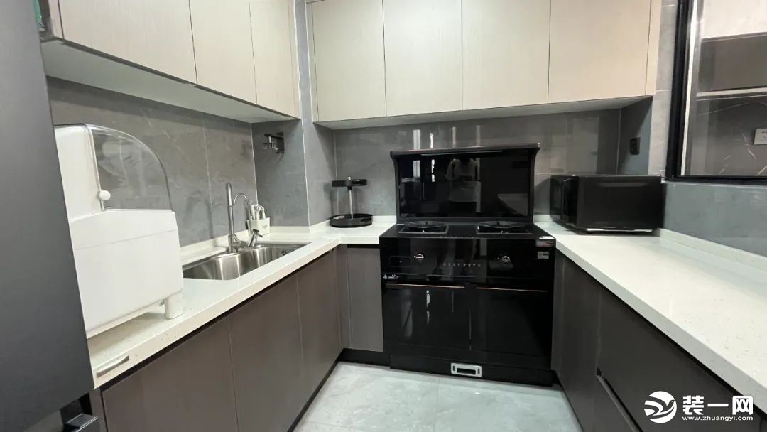 U型结构厨房，操作方便不限制走动。采用白色石英石面板更容易清洁和及时发现污渍。靠近餐厅一侧采用了一大
