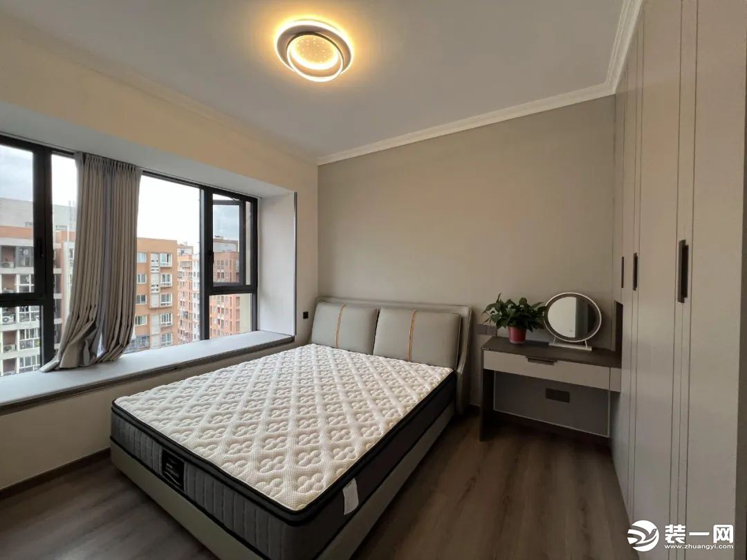 卧室大飘窗保证了卧室的采光，坐北朝南的方位保证了业主享受阳光的温暖。