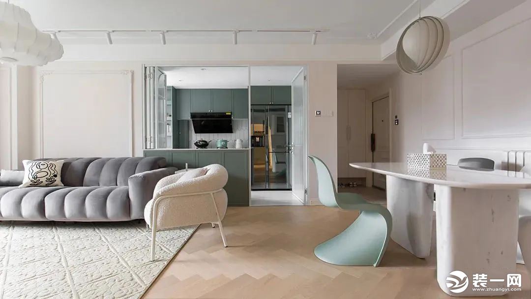 客厅、餐厅和厨房有效结合，更具空间感和整体感，开放式动线设计，视觉上更显通透宽敞，配合上奶油色的墙