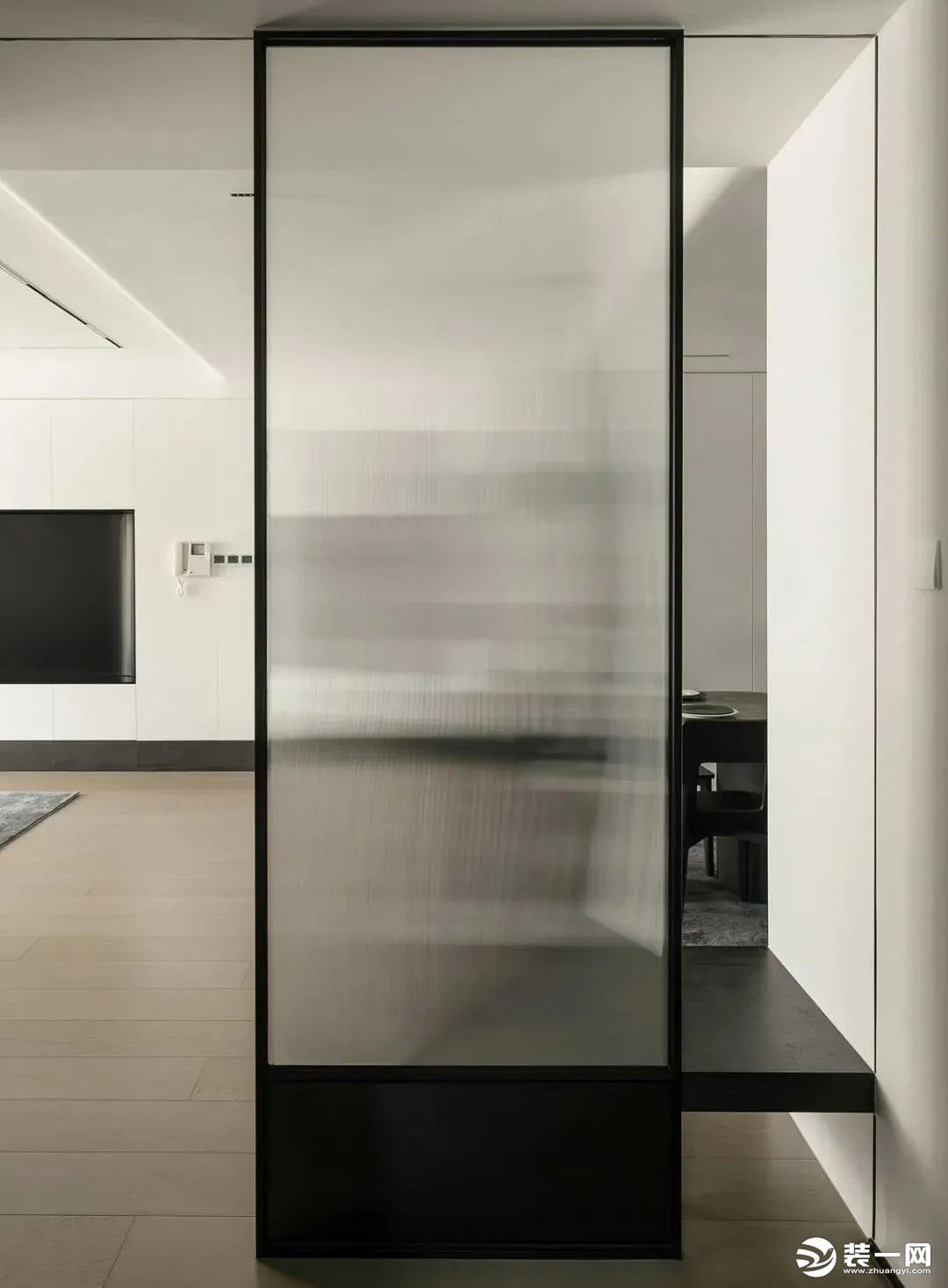 玄关与客厅之间，采用磨砂玻璃作为半隔断，增加室内的独立性与隐私性