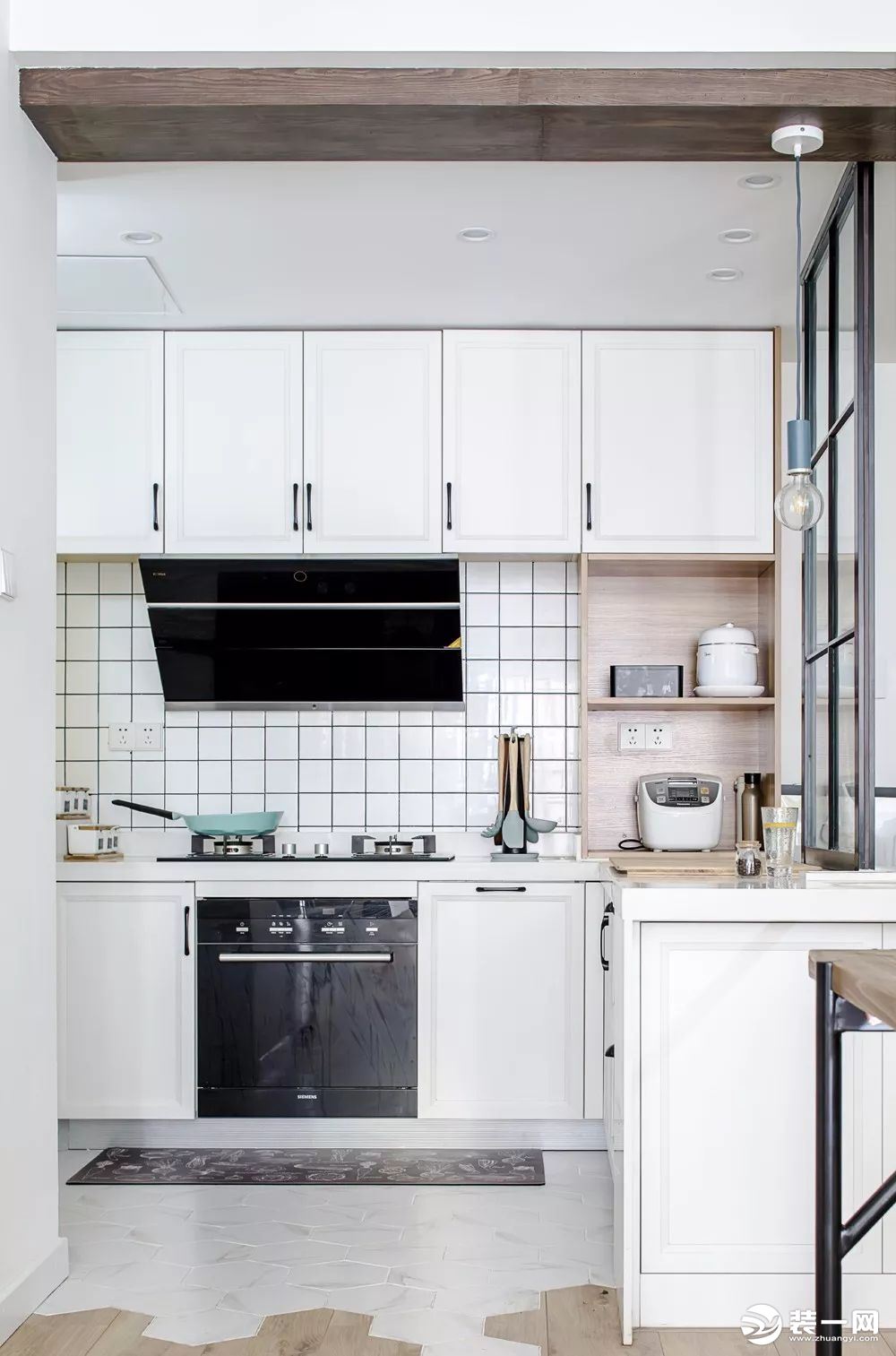 開放式廚房，整體以清爽的白色調為主，地面鋪貼白色六角磚，看上去輕盈又明亮。
