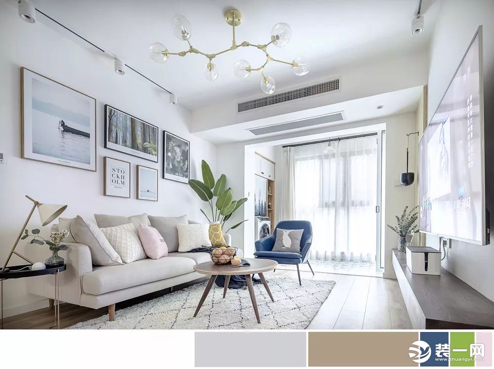 客廳，選用了淺灰色布藝沙發，搭配鈷藍色的單人椅，加上綠植的點綴，形成非常舒適的視覺體驗。