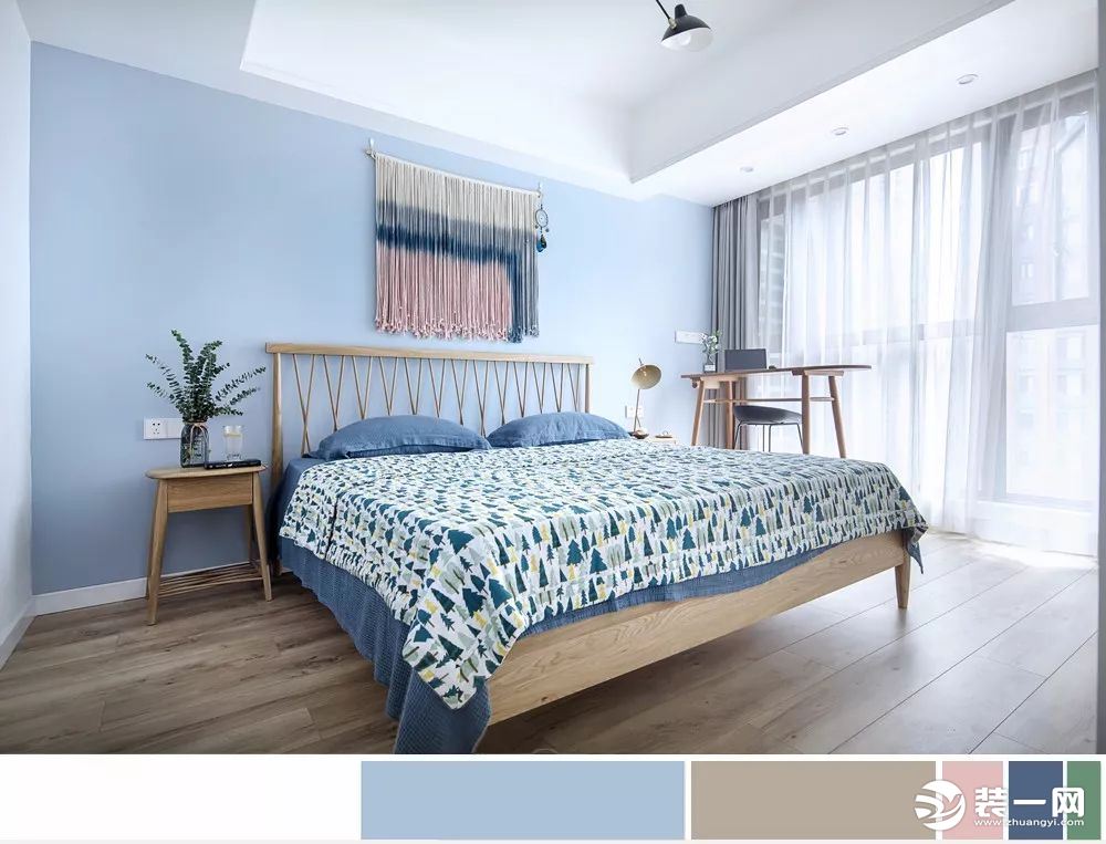 主臥，床頭背景墻涂刷了淺藍色乳膠漆，搭配淺木質家具，營造出寧靜雅致的睡眠氛圍。