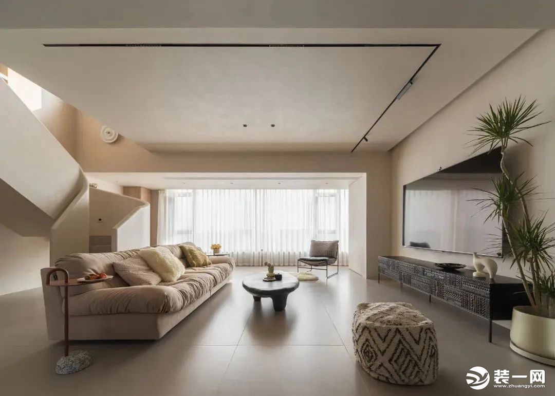 客厅，米白色作为空间主色调，营造自然、寂静的氛围，利用无主灯设计，将吊顶面与面的线条交接