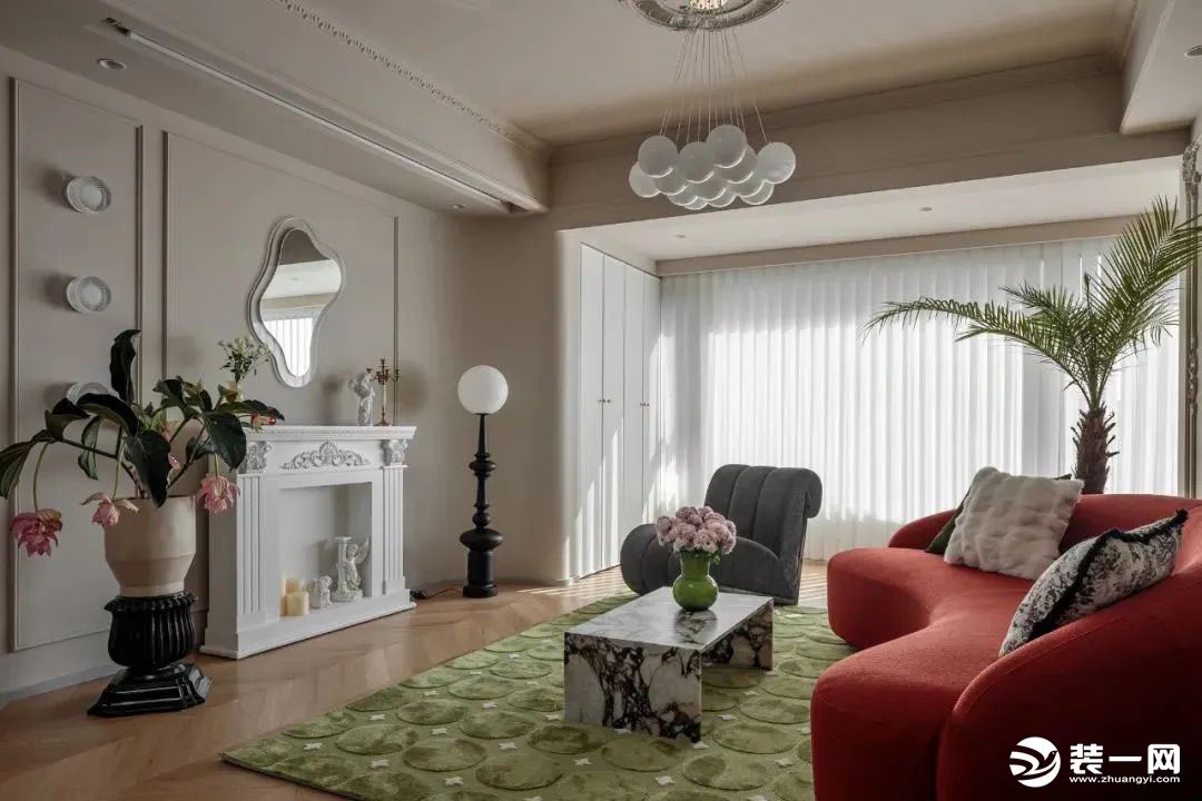 打通阳台纳入客厅，角落一侧为隐藏式家政空间，搭配纯白色纱帘，将自然光影收入囊中。